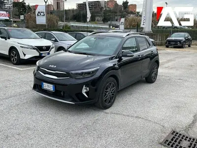 Usado Kia Stonic 101 CV (74 kW) 2024 Negro SUV