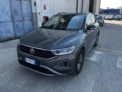 Usata VW T-Roc Life 150 CV (110 kW) 2023 Indium grey met. SUV