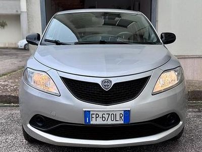 Usata Lancia Ypsilon Gold 69 CV (50 kW) 2018 Grigio Utilitaria