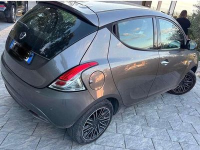 Usata Lancia Ypsilon Gold 69 CV (50 kW) 2019 Grigio Utilitaria