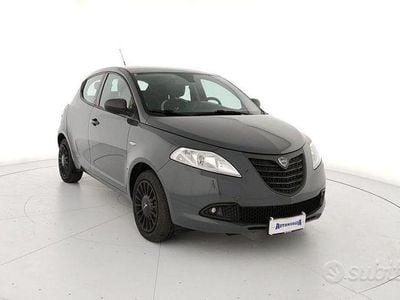 Usata Lancia Ypsilon 69 CV (50 kW) 2015 Grigio scuro Utilitaria