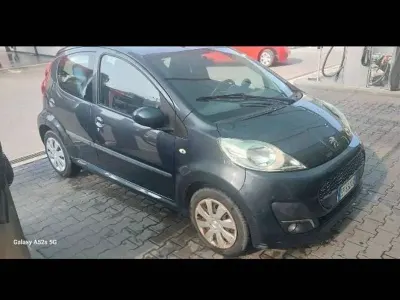 Usata Peugeot 107 Access 68 CV (50 kW) 2013 Nero Utilitaria