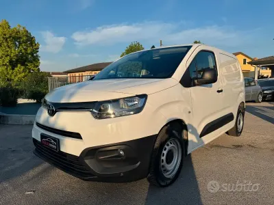 Begagnad Toyota Proace City City 101 HK (74 kW) 2021 Vit Minibuss