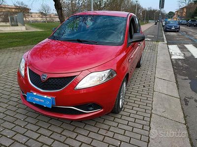 Usata Lancia Ypsilon Gold 69 CV (50 kW) 2017 Rosso Utilitaria