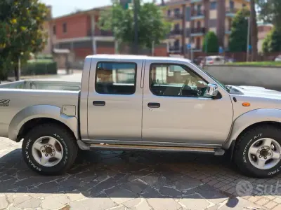 Usata Nissan Navara 133 CV (97 kW) 2002 Grigio Pick-up