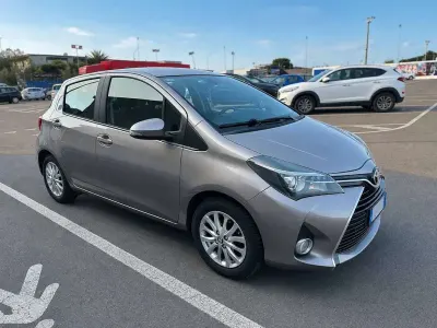 Usata Toyota Yaris Lounge 99 CV (72 kW) 2014 Argento Utilitaria