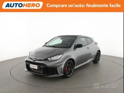 Usata Toyota Yaris 280 CV (205 kW) 2024 Grigio Utilitaria