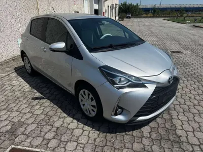 Usata Toyota Yaris Cool 69 CV (50 kW) 2017 Argento Berlina