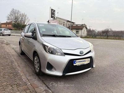 Usata Toyota Yaris Hybrid Lounge 75 CV (55 kW) 2014 Argento Berlina