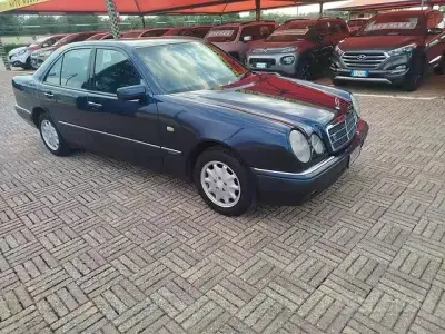 Usata Mercedes E250 Avantgarde 113 CV (83 kW) 1996 Bluazzurro Berlina