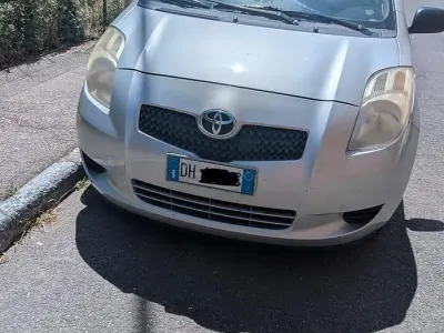 Usata Toyota Yaris 69 CV (50 kW) 2007 Grigio Utilitaria