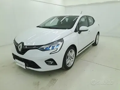 Używany Renault Clio V Business 91 KM (66 kW) 2022 Biały Sedan/Limuzyna