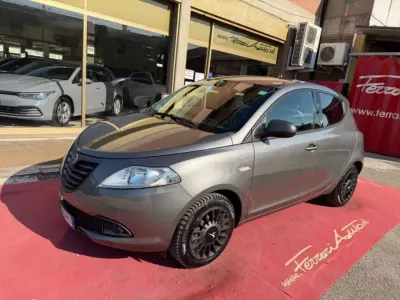 Usata Lancia Ypsilon 69 CV (50 kW) 2015 Grigio Utilitaria