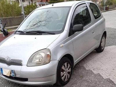 Usata Toyota Yaris 75 CV (55 kW) 2002 Argento Berlina