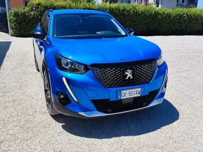 Usata Peugeot 2008 Allure 110 CV (80 kW) 2022 Bluazzurro SUV