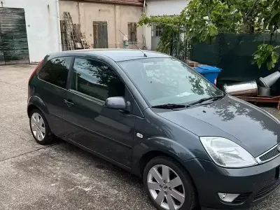 Begagnad Ford Fiesta 68 HK (50 kW) 2005 Grå Halvkombi