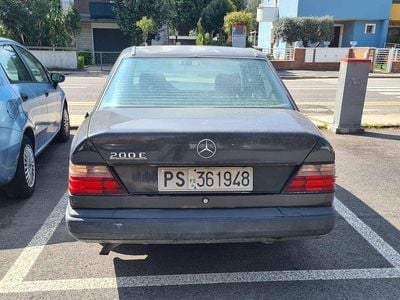 Begagnad Mercedes E200 122 HK (89 kW) 1989 Svart Sedan