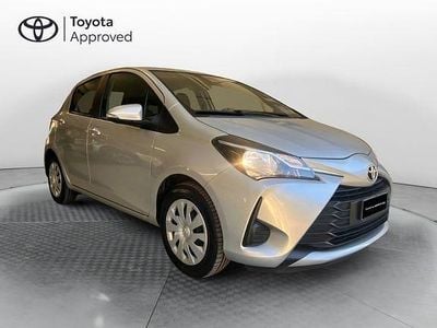 Usata Toyota Yaris Cool 72 CV (52 kW) 2019 Grigio Berlina