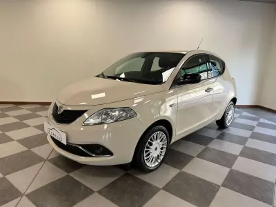 Usado Lancia Ypsilon Gold 69 HP (50 kW) 2017 Bege Citadino