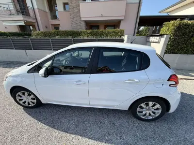 Usata Peugeot 208 Active 75 CV (55 kW) 2016 Bianco Utilitaria