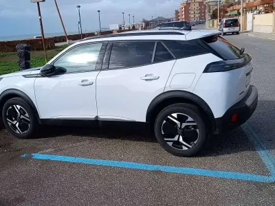 Usata Peugeot 2008 Allure 101 CV (74 kW) 2024 Bianco SUV
