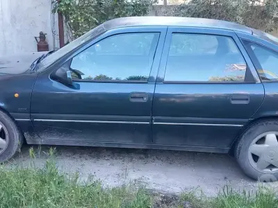 Usata Opel Vectra 60 CV (44 kW) 1994 Nero Berlina