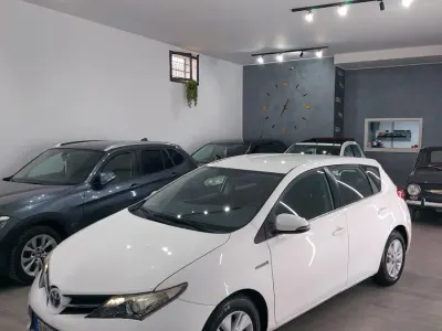 Usata Toyota Auris Hybrid Lounge 99 CV (72 kW) 2013 Bianco Berlina