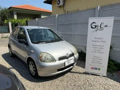 Usata Toyota Yaris Sol 68 CV (50 kW) 2001 Grigio Berlina