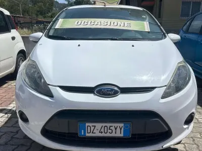 Usata Ford Fiesta 82 CV (60 kW) 2010 Bianco Berlina