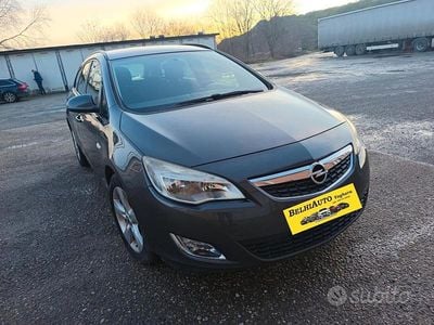Usata Opel Astra 140 CV (102 kW) 2012 Grigio Station wagon
