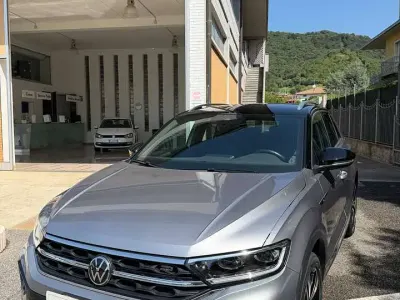 Usata VW T-Roc R-line 150 CV (110 kW) 2024 Pyrite silver met / tetto nero SUV