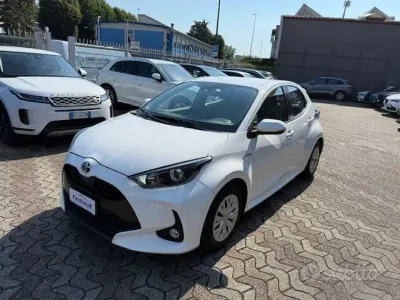 Gebraucht Toyota Yaris Hybrid Business Edition 92 PS (67 kW) 2022 Weiß Limousine