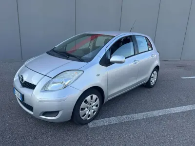 Usata Toyota Yaris Sol 101 CV (74 kW) 2009 Grigio Utilitaria