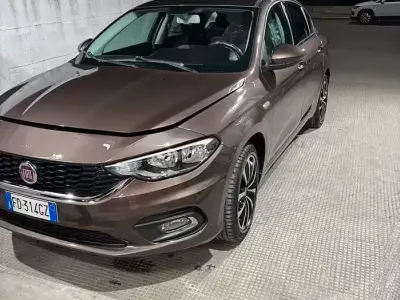 Usata Fiat Tipo 120 CV (88 kW) 2016 Marrone Berlina