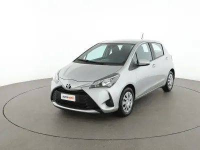 Usado Toyota Yaris Cool 72 CV (52 kW) 2020 Plateado Utilitario