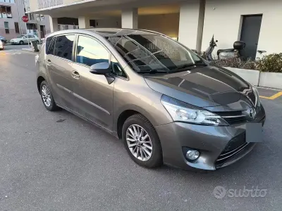Usata Toyota Verso Active 132 CV (97 kW) 2016 Marrone Monovolume