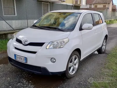 Usata Toyota Urban Cruiser Luxury 90 CV (66 kW) 2011 Bianco Utilitaria