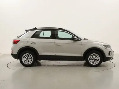 Usata VW T-Roc Life 110 CV (80 kW) 2023 Grigiogrigio SUV