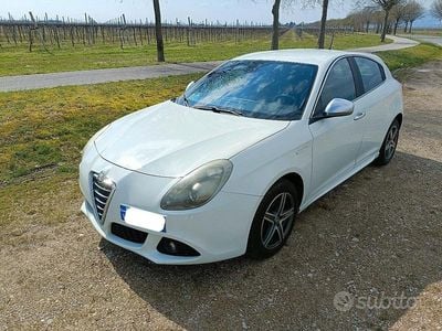 Usata Alfa Romeo Giulietta Distinctive 140 CV (102 kW) 2011 Bianco Utilitaria