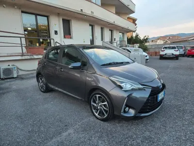 Usata Toyota Yaris Edition 101 CV (74 kW) 2017 Grigio Utilitaria