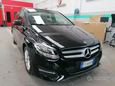 Usata Mercedes B180 122 CV (89 kW) 2017 Nero Monovolume