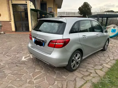 Usata Mercedes B180 109 CV (80 kW) 2018 Grigio Monovolume