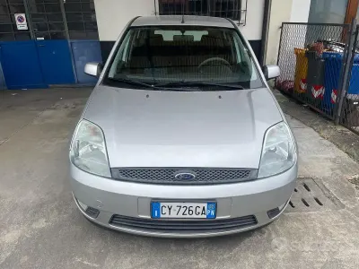 Begagnad Ford Fiesta Ghia 75 HK (55 kW) 2005 Grå Halvkombi