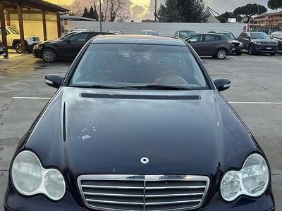 Usata Mercedes C220 143 CV (105 kW) 2004 Blu Berlina