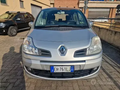 Usata Renault Modus 75 CV (55 kW) 2011 Grigio Monovolume