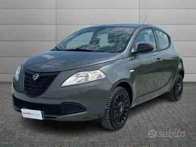 Usata Lancia Ypsilon 69 CV (50 kW) 2015 Grigio Utilitaria