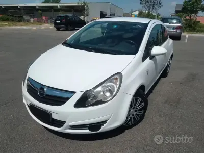 Begagnad Opel Corsa Club 75 HK (55 kW) 2010 Vit Halvkombi