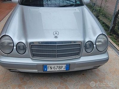 Usata Mercedes E240 176 CV (129 kW) 1997 Grigio Berlina