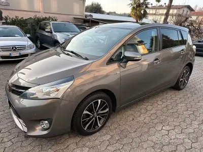 Gebraucht Toyota Verso Business Edition 111 PS (81 kW) 2017 Grau Van / Kleinbus