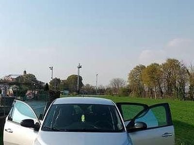 Usata Lancia Ypsilon Gold 69 CV (50 kW) 2012 Argento Utilitaria